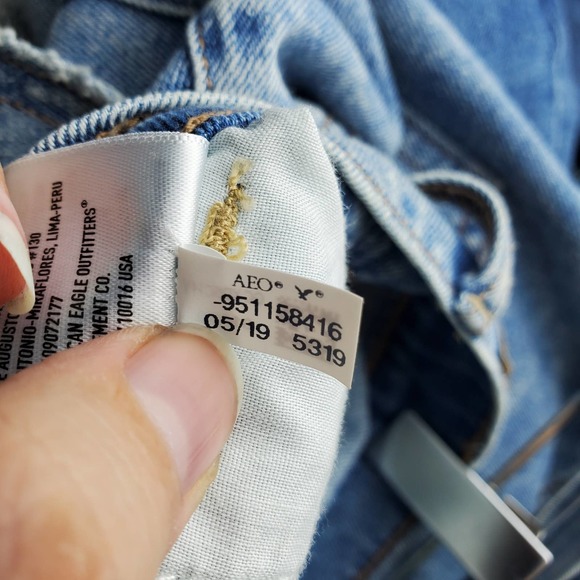 American Eagle Outfitters Cuffed Mom Jean Shorts Size 10 - Picture 8 of 8